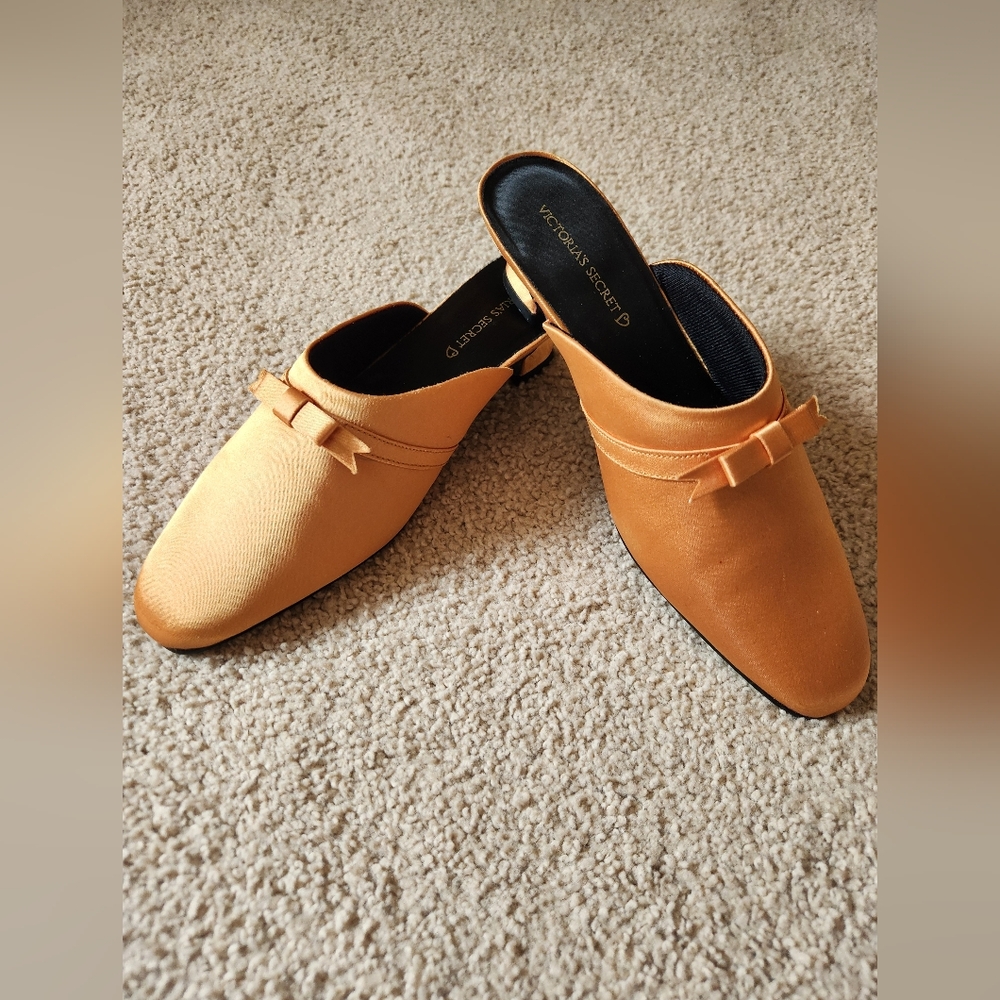 Vintage Victoria's Secret Womens Yellow Gold Slip-On Boudoir Shoes